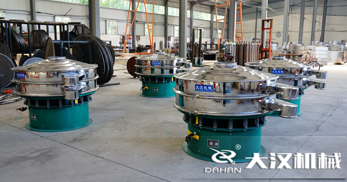 磨料振動篩的工作原理：是由直立電機作為激振源，用來幫助物料進行運動并且實現，理想的分級除雜效果。