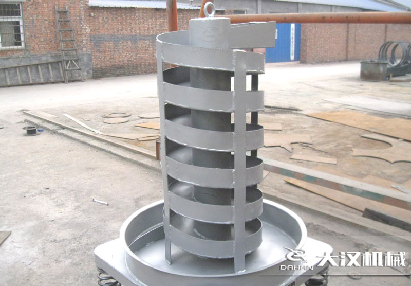 DZC垂直振動提升機:由于該產(chǎn)品屬于一種向上式的輸送和擺放方式所以,對于空間大小的要求較小。