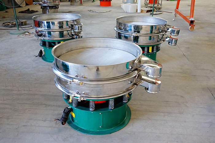 玉米淀粉振動篩分機(jī)的特點：產(chǎn)品的振動頻率高，振幅大，可篩分物料比較廣泛，采用304不銹鋼材質(zhì)，對于物料篩分有一定的優(yōu)勢。