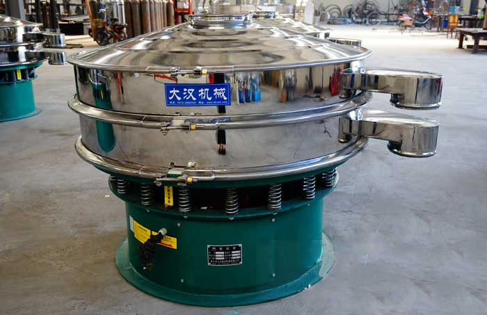 玻璃粉振動(dòng)篩比較常見的材質(zhì)為不銹鋼材質(zhì),但其碳鋼材質(zhì)的設(shè)備相對(duì)來說其使用壽命不夠長,對(duì)于一些特殊行業(yè)的物料的篩分也比較有限,所以目前比較受歡迎的材質(zhì)為不銹鋼材質(zhì)。