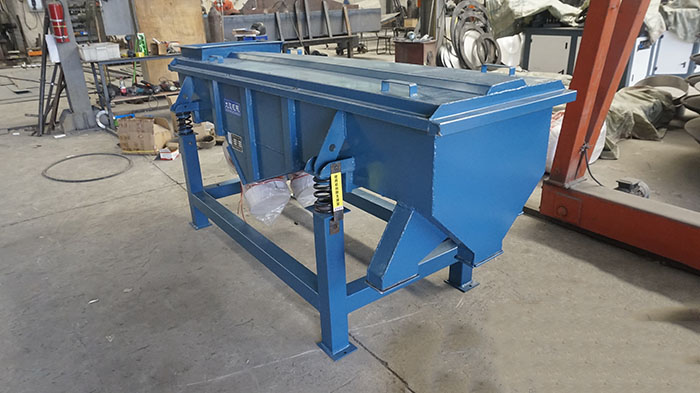 520型直線振動(dòng)篩主要采用的還是304不銹鋼材質(zhì)，能夠?qū)崿F(xiàn)長久化衛(wèi)生化的物料的篩分。