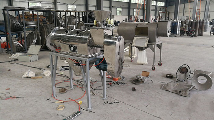 氣旋篩分機的特點：全不銹鋼材質(zhì)選擇，使用壽命更加長久，防腐蝕，防酸堿性強。