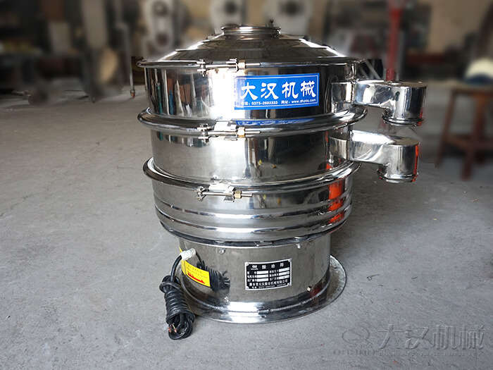 醫(yī)藥振動(dòng)篩主要采用的是304不銹鋼振動(dòng)篩，優(yōu)勢：設(shè)備干凈衛(wèi)生，不易生銹，使用壽命長久，經(jīng)久耐用。