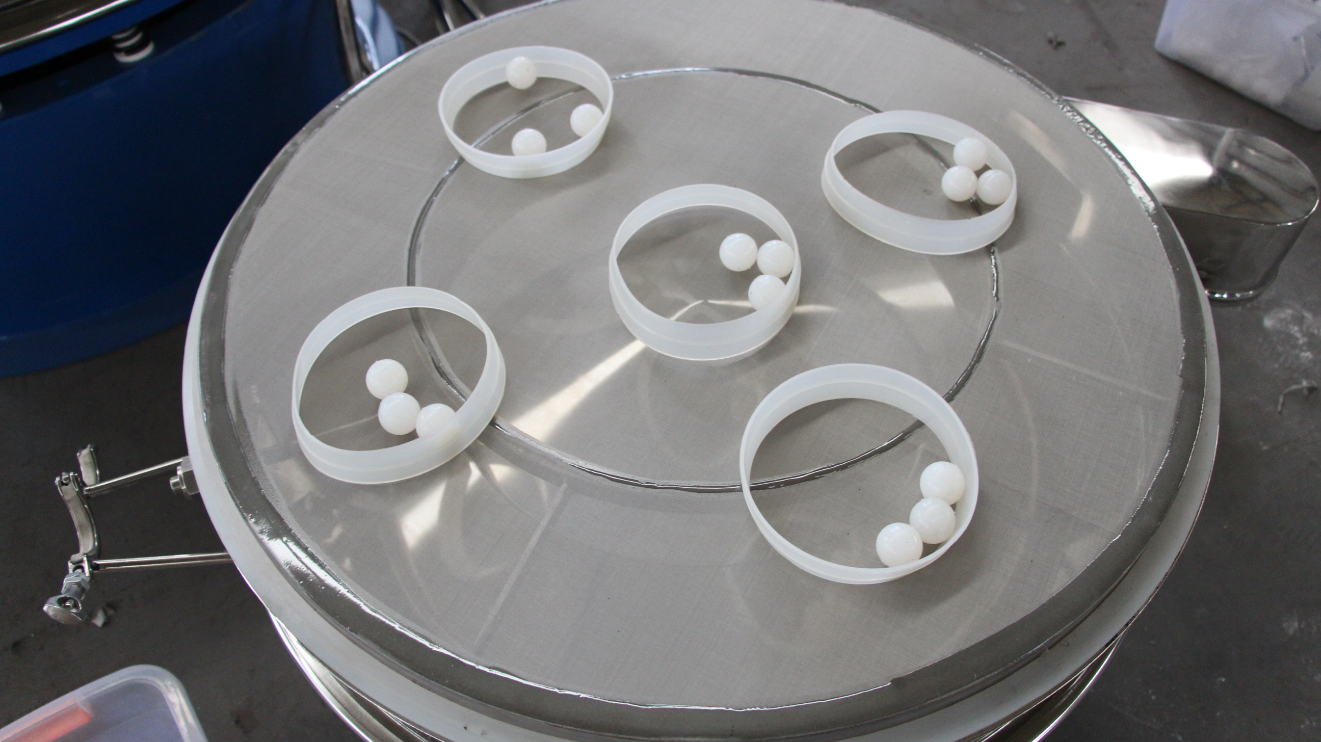 醫(yī)藥振動(dòng)篩：篩架彈跳球，擋球環(huán)等。