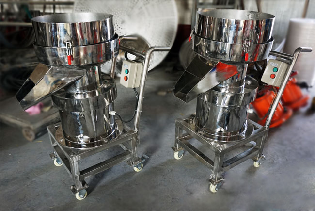 450型過(guò)濾篩機(jī)實(shí)拍：全不銹鋼小推車(chē)式過(guò)濾篩，便于篩機(jī)的移動(dòng)，適合場(chǎng)地不確定的用戶(hù)。